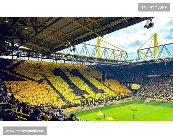 欧冠主题曲响彻诺坎普,巴萨球迷巨幅TIFO致敬传奇 欧冠主题曲响彻诺坎普,巴萨球迷巨幅TIFO致敬传奇